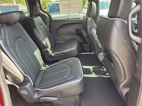 New 2026 Chrysler Pacifica Limited image 15