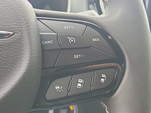 Used 2024 Chrysler Pacifica Limited FWD image 16