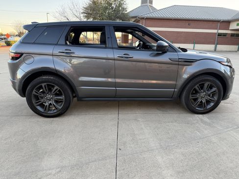Used 2019 Land Rover Range Rover Evoque SE Premium image 7