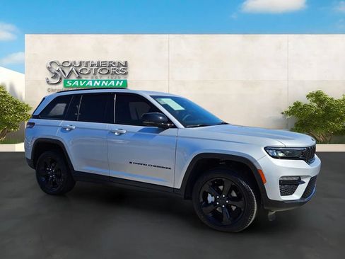 Used 2025 Jeep Grand Cherokee Limited w/ Black Appearance Package AWD/4WD image 7