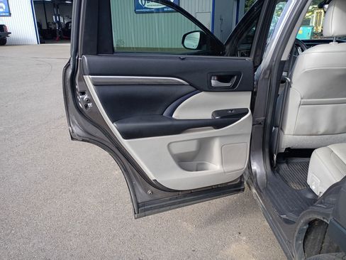 Used 2018 Toyota Highlander Limited Platinum image 9
