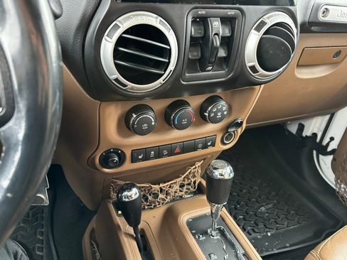 Used 2014 Jeep Wrangler Unlimited Rubicon image 10