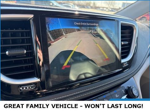 Used 2023 Chrysler Pacifica Limited image 12