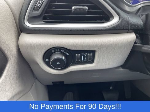 Used 2023 Chrysler Pacifica Touring-L FWD image 27
