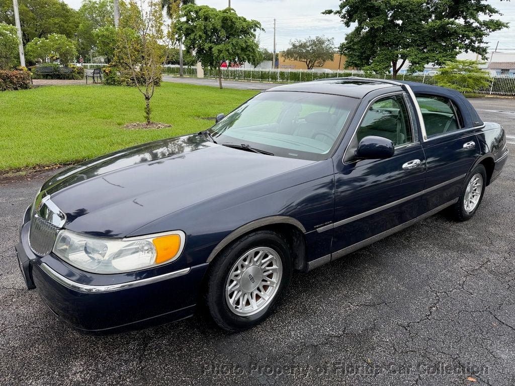 Used 1999 Lincoln Town Car Signature RWD image 1