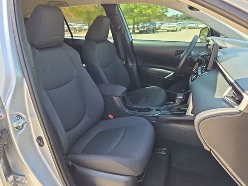 Used 2025 Toyota Corolla Cross LE FWD image 18