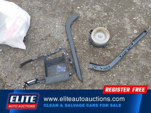 Used 2020 Ford Fusion SE image 24