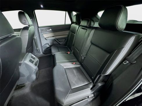 Used 2022 Volkswagen Atlas Cross Sport SE FWD image 23
