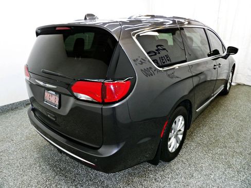 Used 2019 Chrysler Pacifica Touring-L FWD image 6