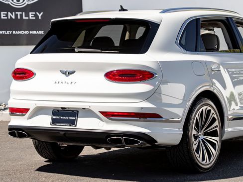 Used 2024 Bentley Bentayga AWD/4WD image 12