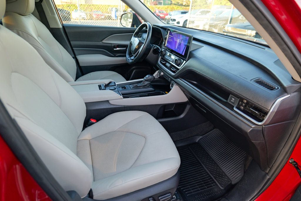 Used 2024 Toyota Grand Highlander AWD image 33