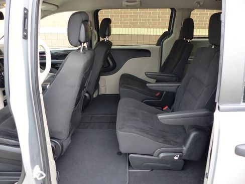 Used 2019 Dodge Grand Caravan SE w/ UConnect Hands-Free Group FWD image 32