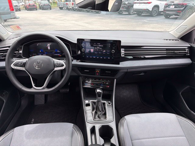 Used 2025 Volkswagen Jetta SE FWD image 15
