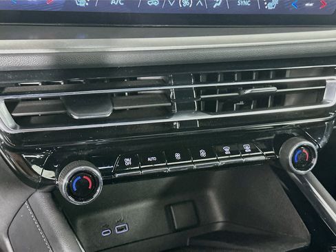 Used 2025 Chevrolet Traverse LT FWD image 24