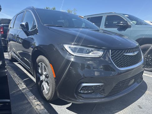 Used 2026 Chrysler Pacifica Pinnacle FWD image 2