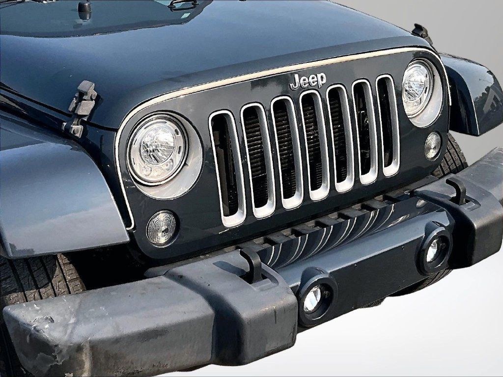 Used 2017 Jeep Wrangler Sahara w/ Connectivity Group AWD/4WD image 29