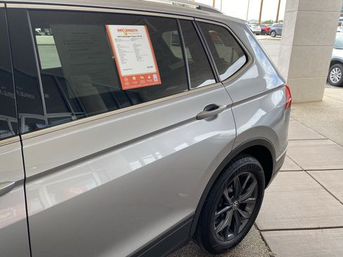 Certified 2023 Volkswagen Tiguan SE w/ Panoramic Sunroof Package FWD image 61