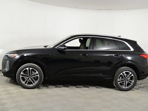 Certified 2025 Audi Q5 Premium w/ Convenience Package image 2