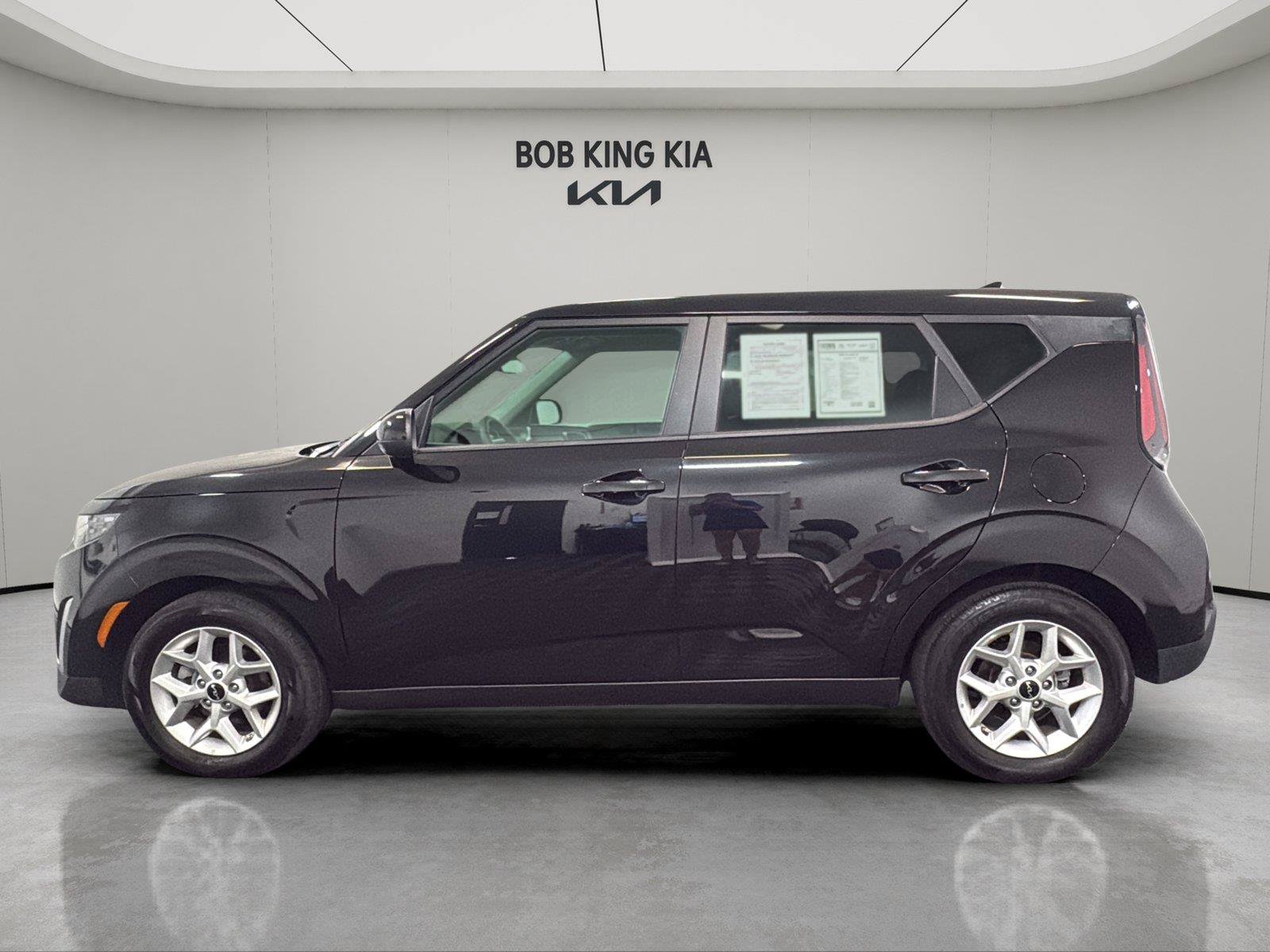 Used 2025 Kia Soul LX w/ LX Technology Package FWD image 2