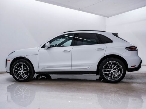 Certified 2024 Porsche Macan image 2
