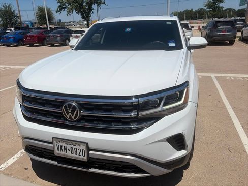 Used 2023 Volkswagen Atlas Cross Sport SE w/ Panoramic Sunroof Package FWD image 3