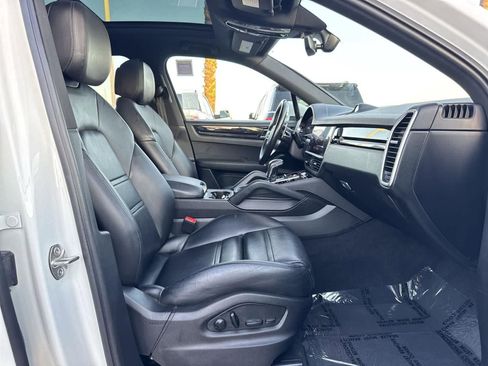 Used 2023 Porsche Cayenne image 21