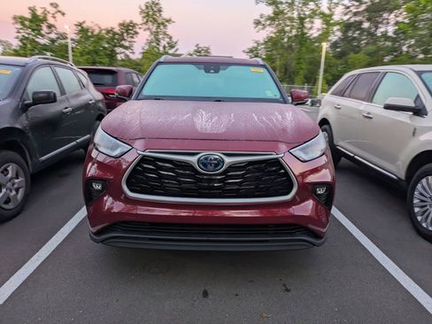 Used 2023 Toyota Highlander XLE image 2