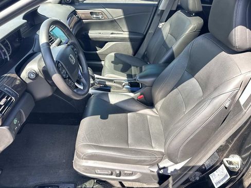 Used 2017 Honda Accord Touring image 19