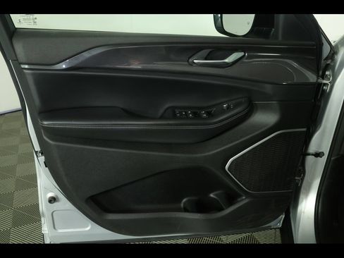 Used 2022 Jeep Grand Cherokee L Laredo AWD/4WD image 23