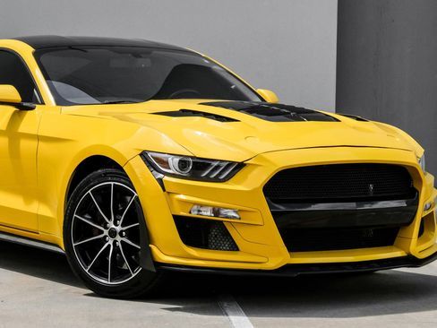 Used 2017 Ford Mustang GT w/ GT Performance Package RWD image 4