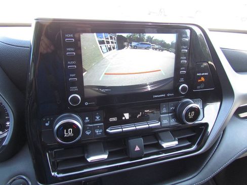 Used 2022 Toyota Highlander XLE AWD/4WD image 21