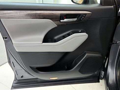 Used 2023 Toyota Highlander Limited image 23