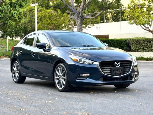 Used 2018 MAZDA MAZDA3 Touring FWD image 2