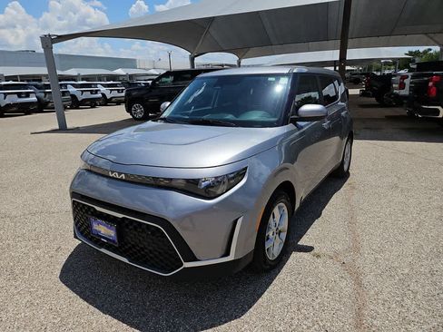 Used 2025 Kia Soul LX w/ LX Technology Package FWD image 4