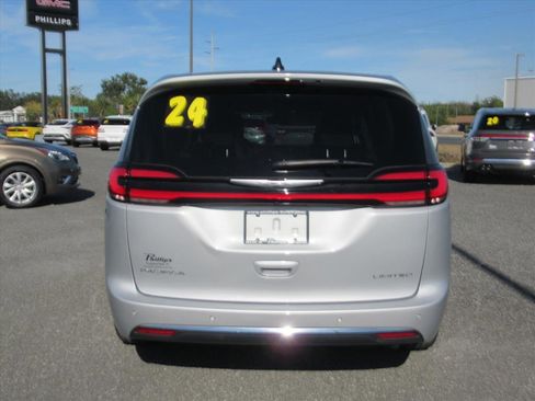 Used 2024 Chrysler Pacifica Limited image 5