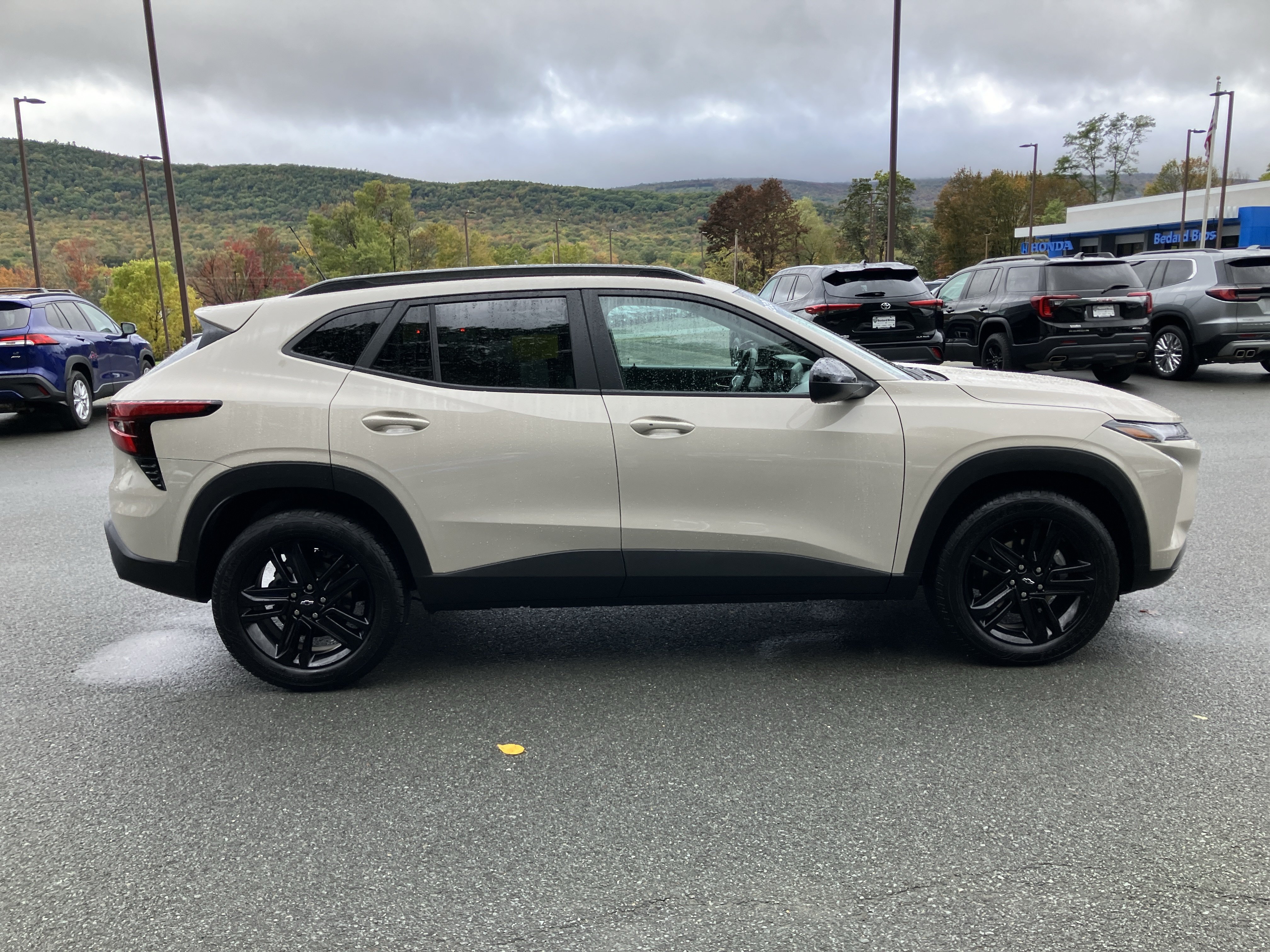Used 2026 Chevrolet Trax ACTIV w/ Sunroof Package FWD image 23