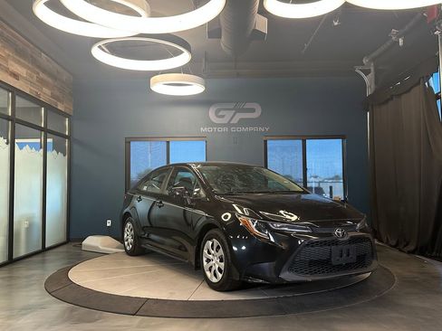 Used 2020 Toyota Corolla LE FWD image 1