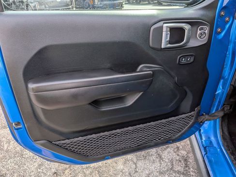 Used 2021 Jeep Gladiator Willys image 10