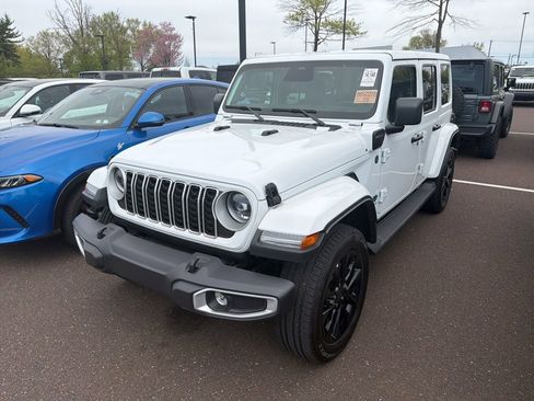 Used 2025 Jeep Wrangler Unlimited Sahara AWD/4WD image 4