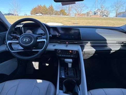 Used 2023 Hyundai Elantra Limited image 12