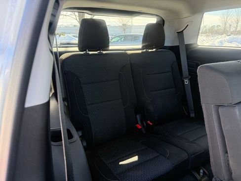 Used 2023 GMC Acadia SLE image 26