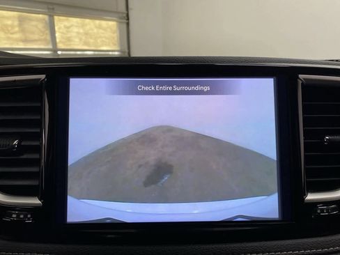 Used 2023 Chrysler Pacifica Touring-L image 26