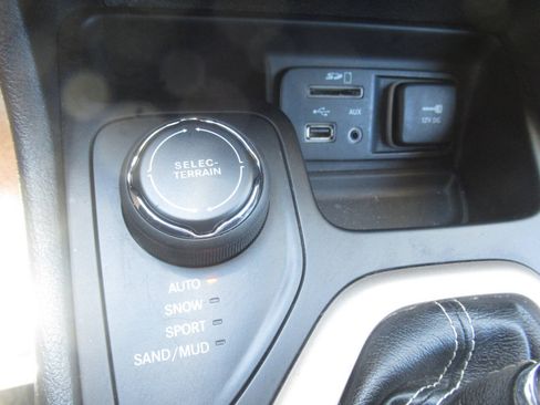 Used 2018 Jeep Cherokee Latitude w/ Altitude Package AWD/4WD image 25