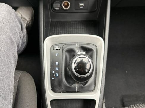 Used 2020 Hyundai Venue SE FWD image 24