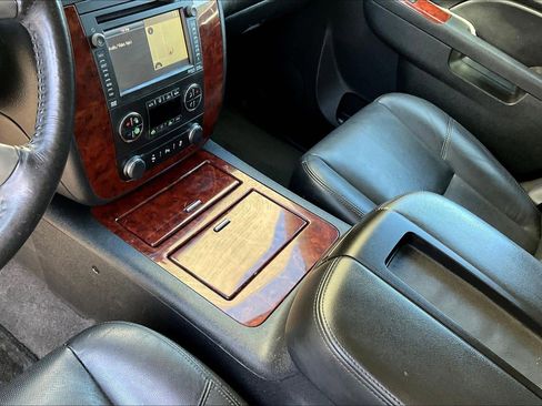 Used 2014 Chevrolet Suburban LTZ image 17