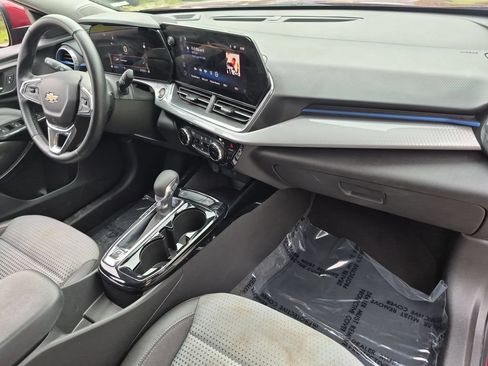 Used 2025 Chevrolet Trax LT w/ LT Convenience Package FWD image 31