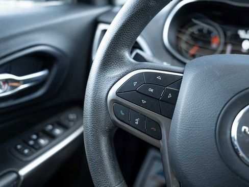 Used 2021 Jeep Cherokee Latitude image 19