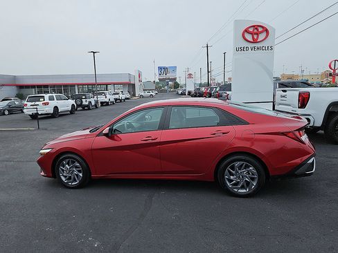 Used 2024 Hyundai Elantra SEL FWD image 2
