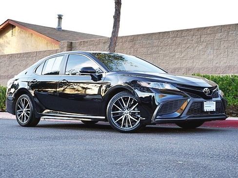 Used 2022 Toyota Camry SE image 2