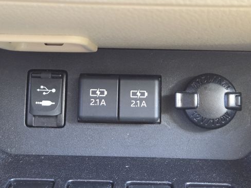 Used 2019 Toyota Highlander XLE AWD/4WD image 9